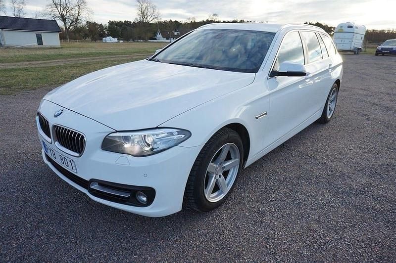 Vit Begagnad 2014 BMW 520 Kombi | 129 900 kr (Marknadspris) - Bild 1/4