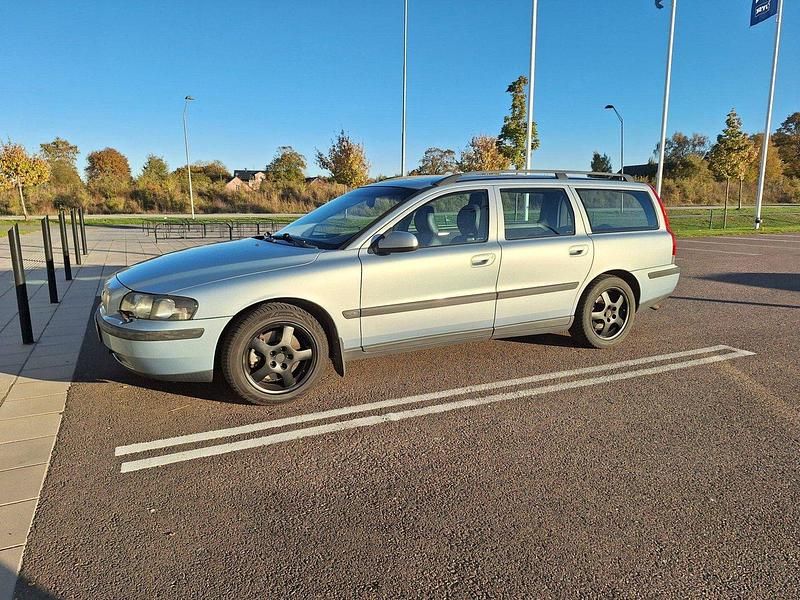 Blå Begagnad 2002 Volvo V70 Kombi | 20 000 kr (Marknadspris) - Bild 1/4