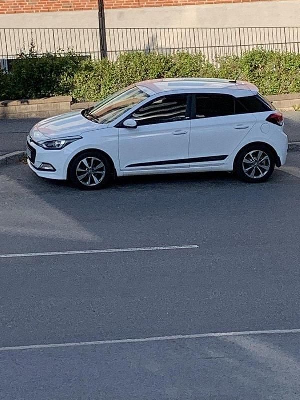 Vit Begagnad 2017 Hyundai i20 Halvkombi | 85 000 kr (Bra pris) - Bild 1/4