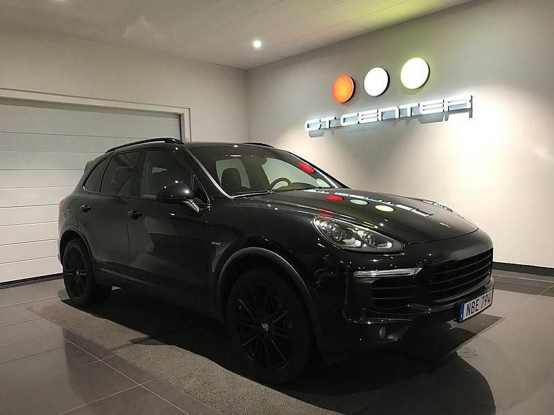 Svart Begagnad 2016 Porsche Cayenne Sport SUV | 299 000 kr (Marknadspris) - Bild 1/4
