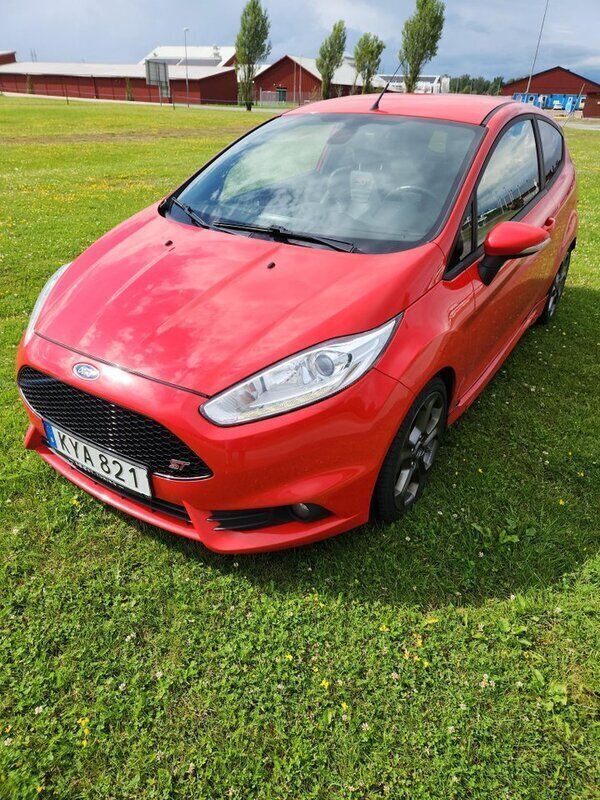 Röd Begagnad 2016 Ford Fiesta ST Halvkombi | 87 000 kr (Marknadspris) - Bild 1/4