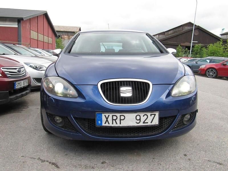 Mörkblå Begagnad 2006 Seat Leon Halvkombi | 44 500 kr (Marknadspris) - Bild 1/4