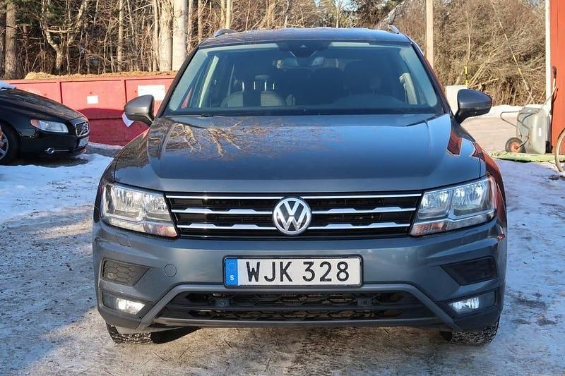Begagnad VW Tiguan Allspace 150 HK (110 kW) 2018 Mörkgrå SUV