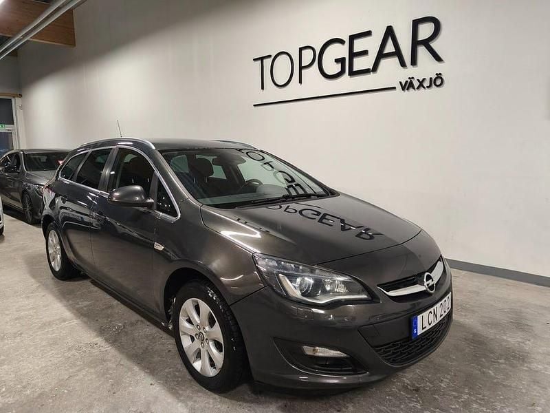Grå Begagnad 2015 Opel Astra drive Kombi | 55 900 kr (Marknadspris) - Bild 1/4