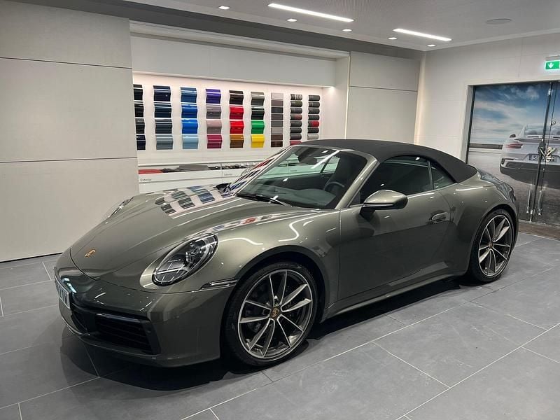 Flerfärgad Begagnad 2024 Porsche 911 Carrera Cab | 1 495 000 kr - Bild 1/4
