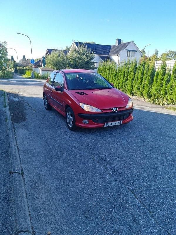 Röd Begagnad 2003 Peugeot 206 Halvkombi | 16 900 kr (Marknadspris) - Bild 1/4