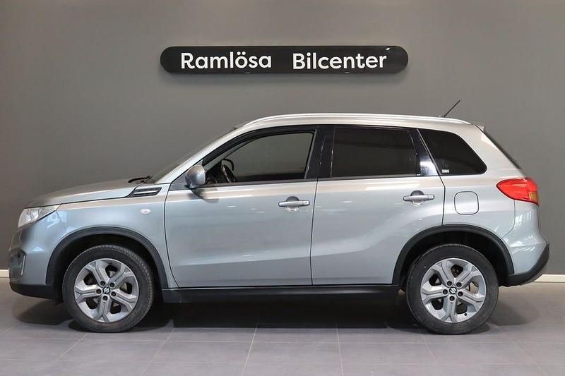 Mörkgrå (grå) Begagnad 2016 Suzuki Vitara GL SUV | 129 900 kr (Marknadspris) - Bild 1/4