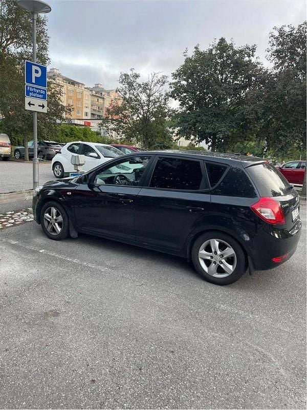 Svart Begagnad 2011 Kia Ceed EX Halvkombi | 50 000 kr (Superpris) - Bild 1/1