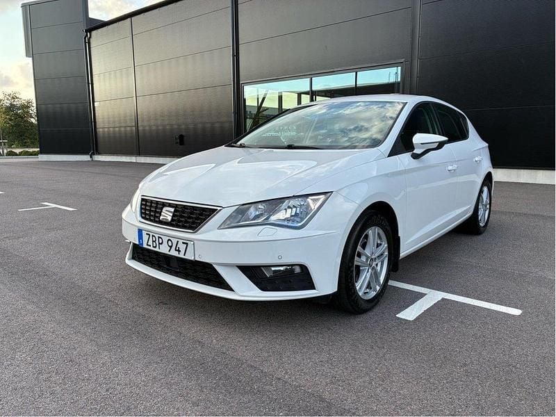 Vit Begagnad 2018 Seat Leon Style Halvkombi | 109 000 kr (Marknadspris) - Bild 1/4