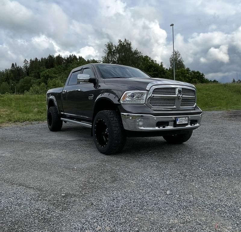 Grå Begagnad 2016 RAM 1500 Pickup | 349 000 kr (Lite dyr) - Bild 1/3