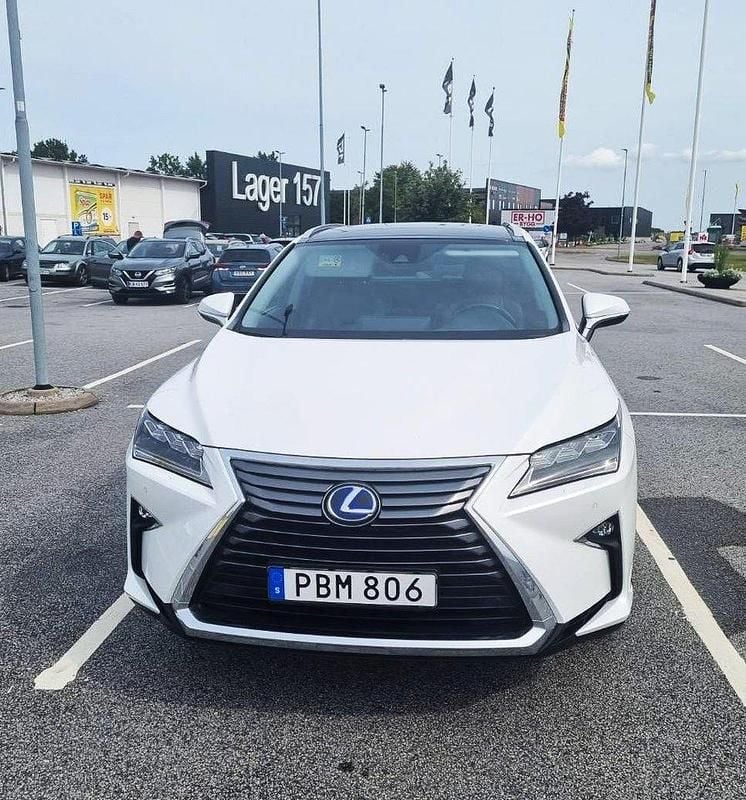 Vit Begagnad 2016 Lexus RX450h SUV | 335 000 kr (Marknadspris) - Bild 1/4