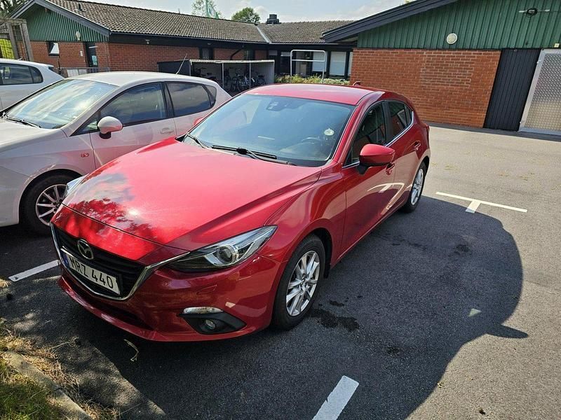 Röd Begagnad 2015 Mazda 3 Inclusive Halvkombi | 130 000 kr (Marknadspris) - Bild 1/4