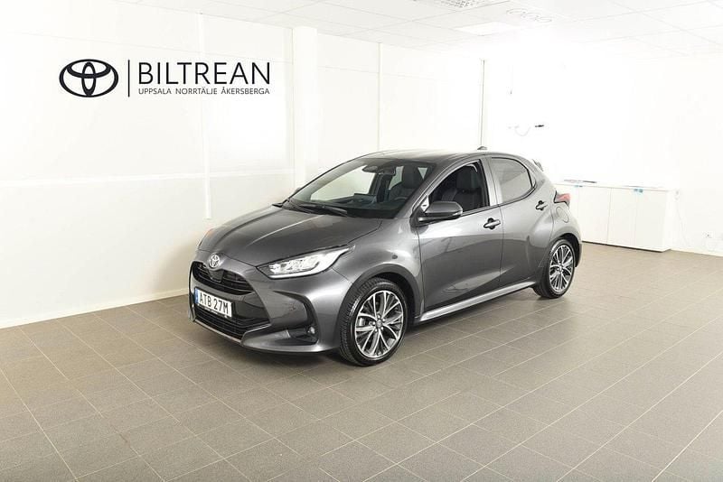 Mörkgrå (grå metallic) Begagnad 2024 Toyota Yaris Hybrid Style Halvkombi | 289 900 kr (Marknadspris) - Bild 1/4