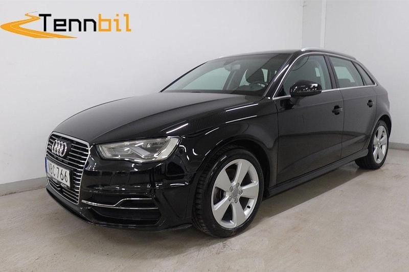Svart Begagnad 2016 Audi A3 Sportback e-tron Ambition Sedan | 165 900 kr (Marknadspris) - Bild 1/4