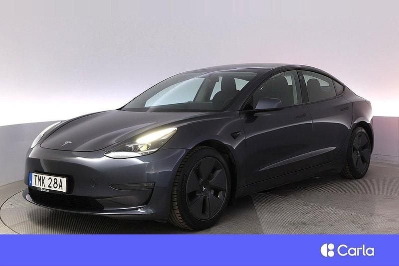 Grå Begagnad 2021 Tesla Model 3 Long Range AWD Sedan | 324 900 kr (Marknadspris) - Bild 1/4