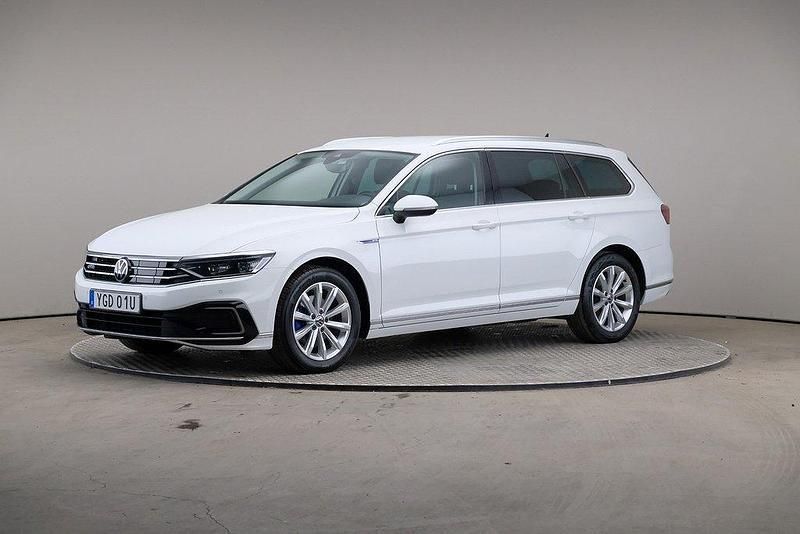 Vit Begagnad 2021 VW Passat Executive Kombi | 229 000 kr (Marknadspris) - Bild 1/4