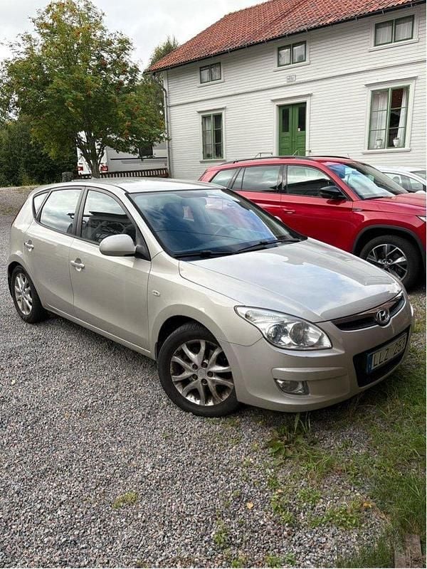 Silver Begagnad 2008 Hyundai i30 Halvkombi | 33 000 kr (Marknadspris) - Bild 1/4