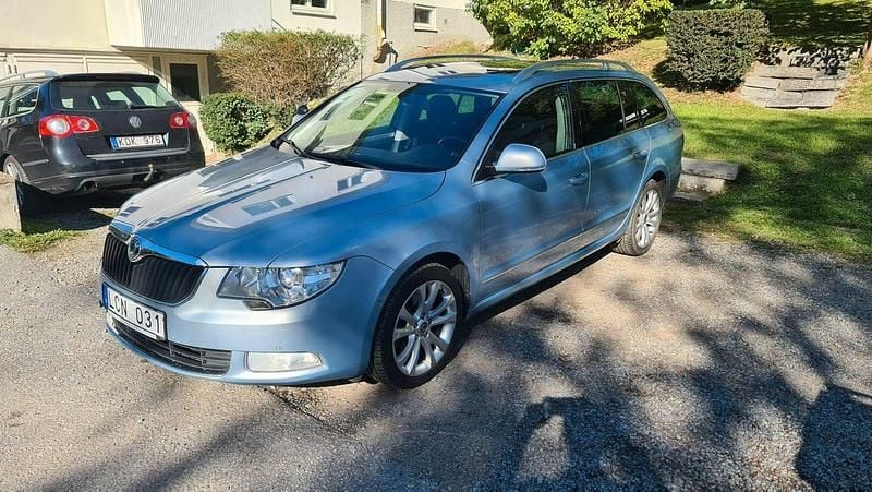 Ljusblå Begagnad 2010 Skoda Superb Elegance Kombi | 34 900 kr (Superpris) - Bild 1/4