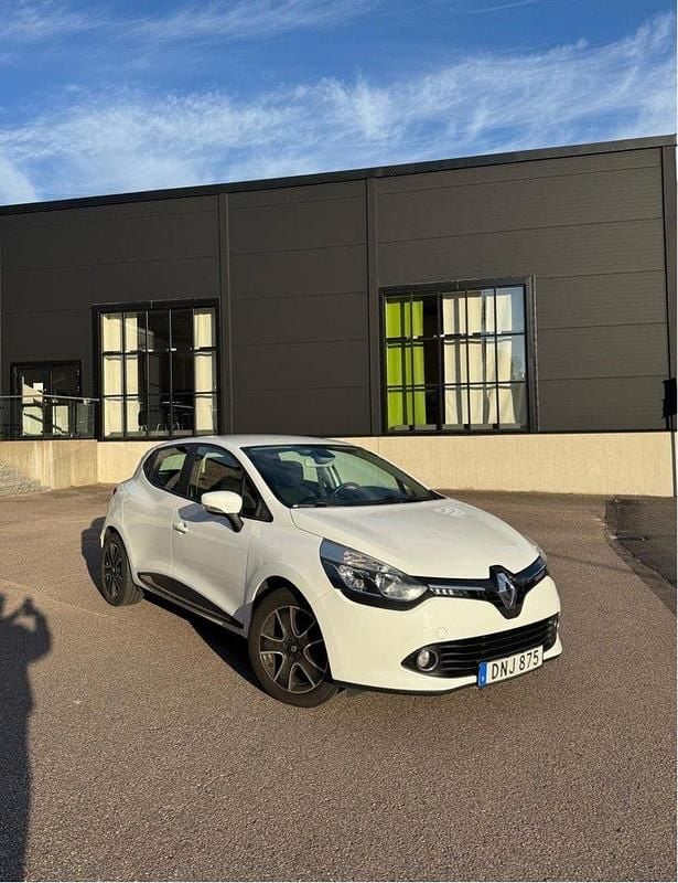 Vit Begagnad 2016 Renault Clio IV Halvkombi | 69 000 kr (Marknadspris) - Bild 1/4