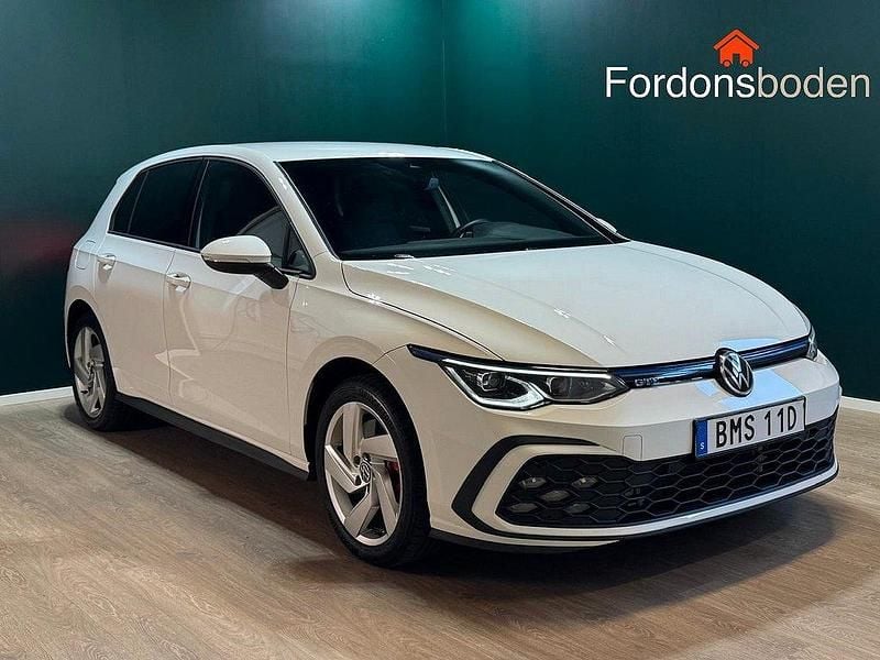 Vit Begagnad 2020 VW Golf VIII GTE Halvkombi | 319 900 kr (Marknadspris) - Bild 1/4