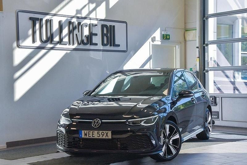 Svart Begagnad 2020 VW Golf VIII GTE Halvkombi | 274 900 kr (Marknadspris) - Bild 1/4