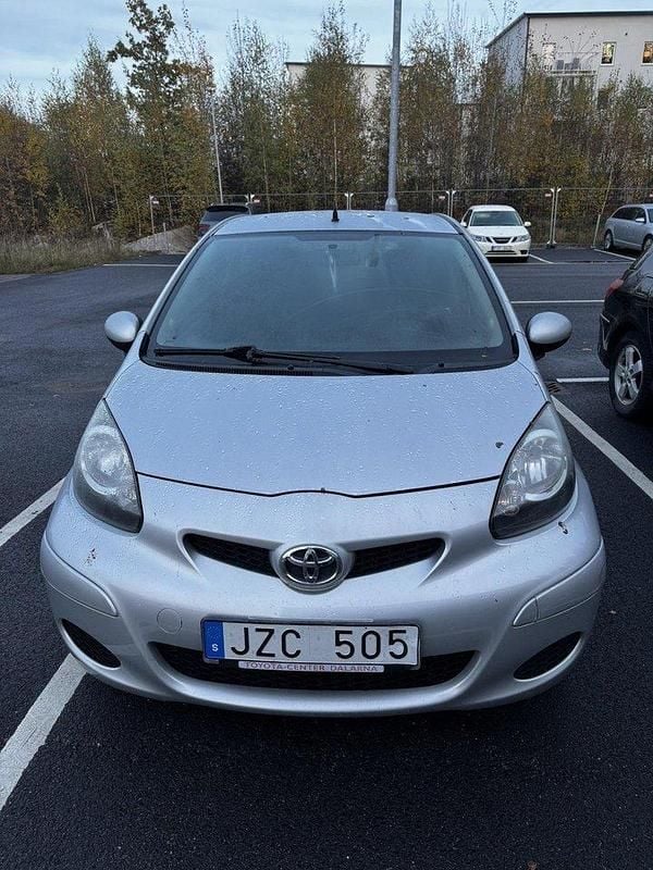 Silver Begagnad 2009 Toyota Aygo Halvkombi | 13 500 kr (Superpris) - Bild 1/4