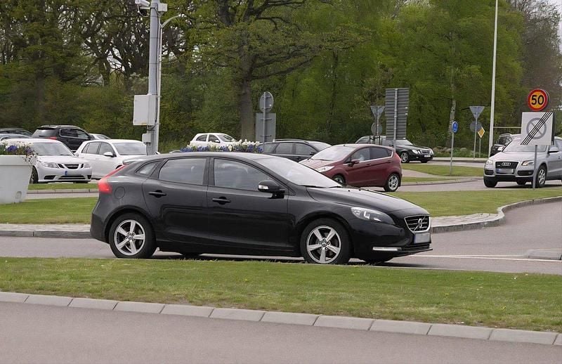 Svart Begagnad 2014 Volvo V40 Momentum Kombi | 90 000 kr (Superpris) - Bild 1/4