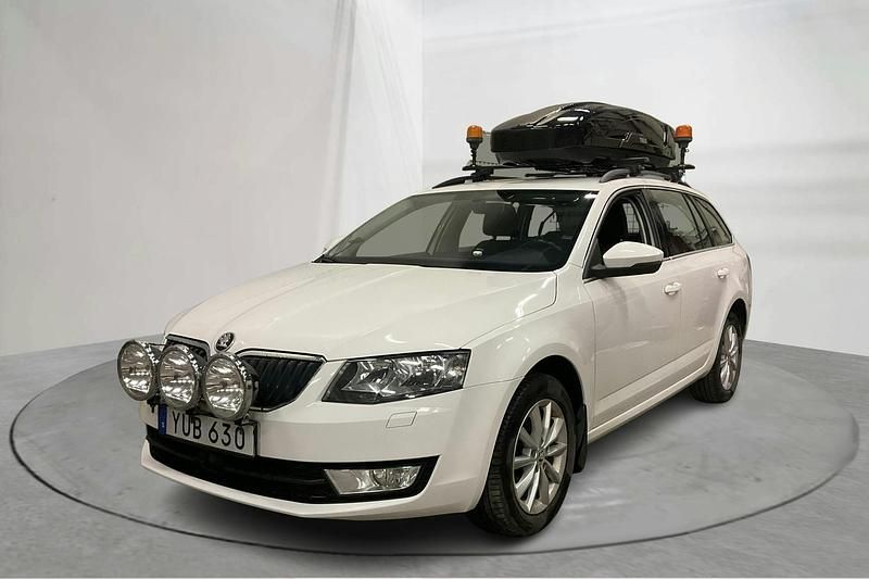 Vit Begagnad 2017 Skoda Octavia Sedan | 129 000 kr - Bild 1/4