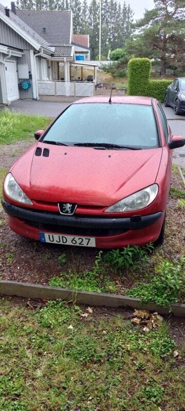 Röd Begagnad 2004 Peugeot 206 Halvkombi | 14 000 kr (Marknadspris) - Bild 1/4