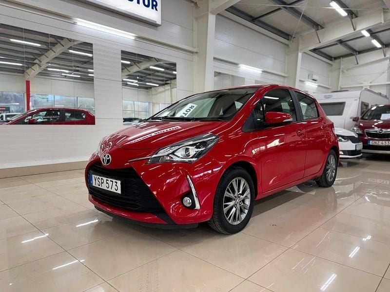 Röd Begagnad 2018 Toyota Yaris Active Halvkombi | 122 900 kr (Marknadspris) - Bild 1/4