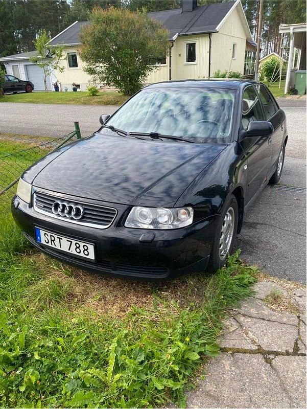 Svart Begagnad 2002 Audi A3 Attraction Halvkombi | 30 000 kr - Bild 1/4