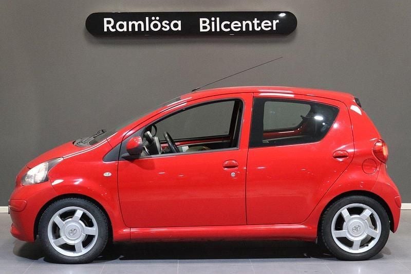 Röd Begagnad 2006 Toyota Aygo Halvkombi | 46 900 kr (Marknadspris) - Bild 1/4