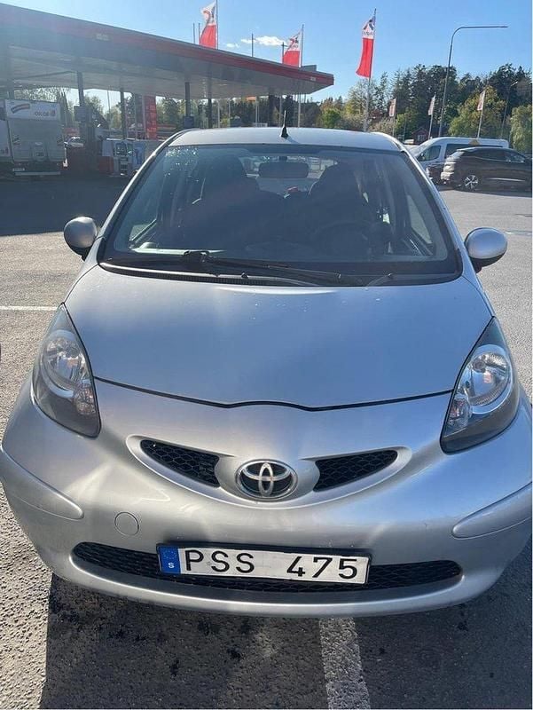 Silver Begagnad 2008 Toyota Aygo Halvkombi | 31 000 kr (Marknadspris) - Bild 1/4