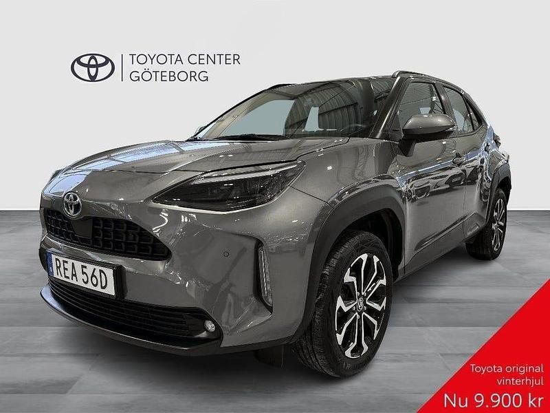 Grön Begagnad 2023 Toyota Yaris Hybrid Active | 289 900 kr (Marknadspris) - Bild 1/2