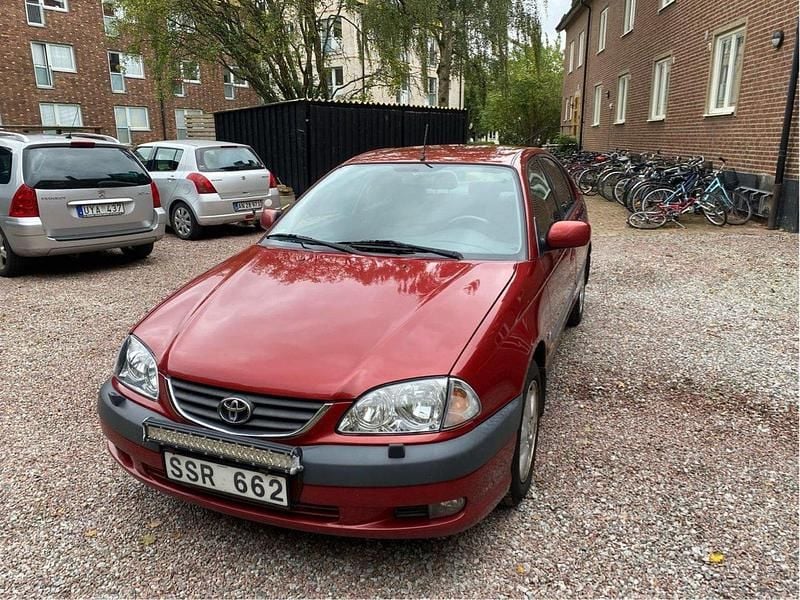 Röd Begagnad 2000 Toyota Avensis Sedan | 30 000 kr (Dyr) - Bild 1/4