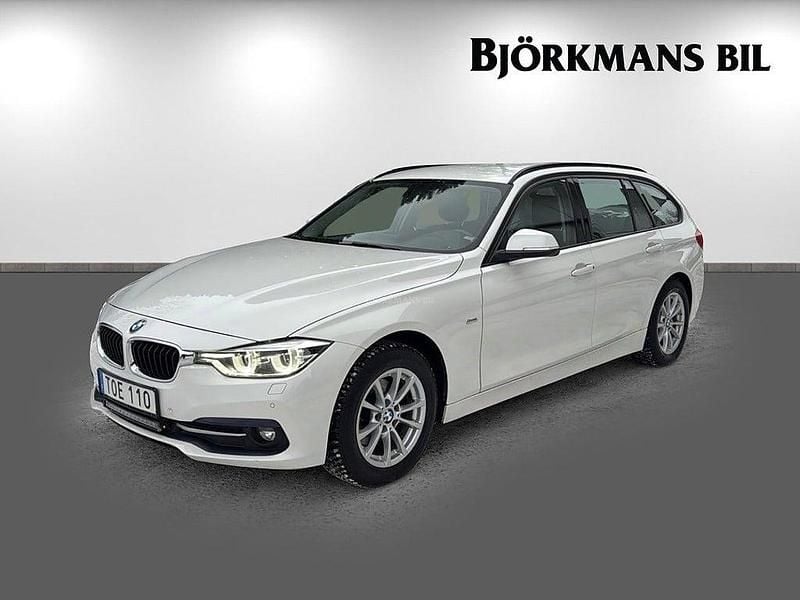 Vit Begagnad 2017 BMW 320 Sport Line Kombi | 209 000 kr (Lite dyr) - Bild 1/4