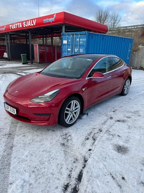 Röd Begagnad 2020 Tesla Model 3 Standard Range Plus Sedan | 239 000 kr (Marknadspris) - Bild 1/4