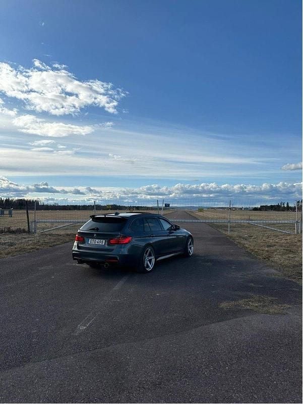 Grå Begagnad 2015 BMW 335 M Sport Kombi | 249 900 kr (Marknadspris) - Bild 1/4