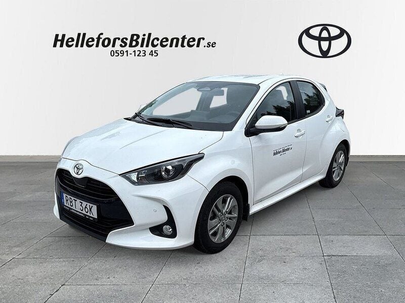 Vit Ny 2025 Toyota Yaris Hybrid Active Halvkombi | 261 900 kr (Marknadspris) - Bild 1/4