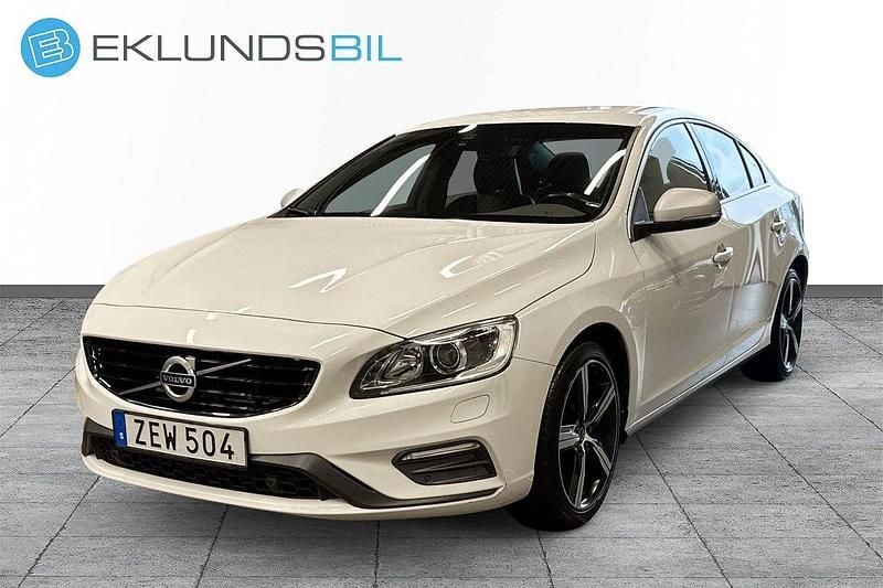 Vit Begagnad 2018 Volvo S60 R-Design Sedan | 189 900 kr (Marknadspris) - Bild 1/4
