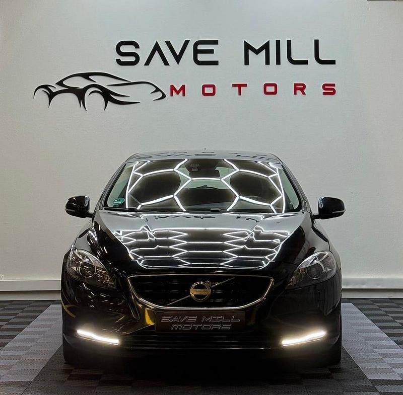 Svart Begagnad 2014 Volvo V40 Momentum Kombi | 139 900 kr (Marknadspris) - Bild 1/4