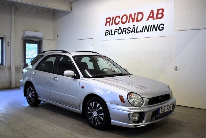 Ljusgrå Begagnad 2002 Subaru Impreza Kombi | 49 900 kr (Bra pris) - Bild 1/4