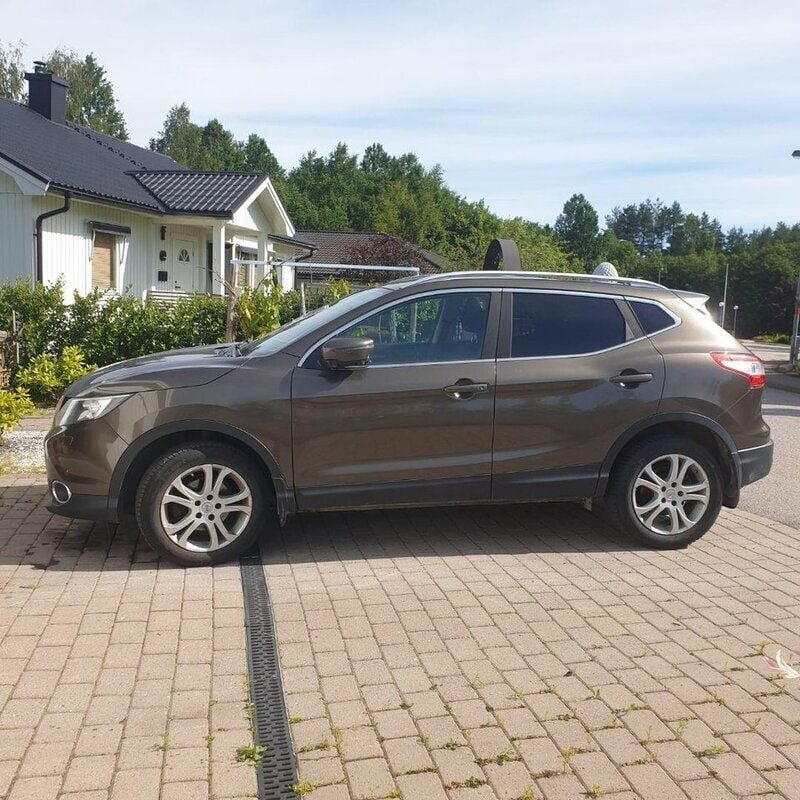 Brun Begagnad 2014 Nissan Qashqai SUV | 97 990 kr (Bra pris) - Bild 1/4