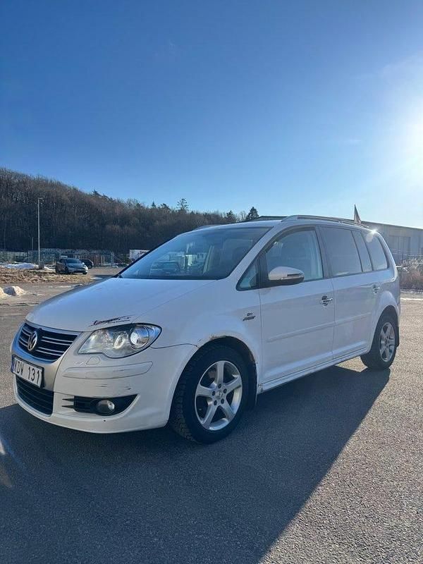 Begagnad VW Touran R-line Edition 170 HK (125 kW) 2010 Vit Minibuss