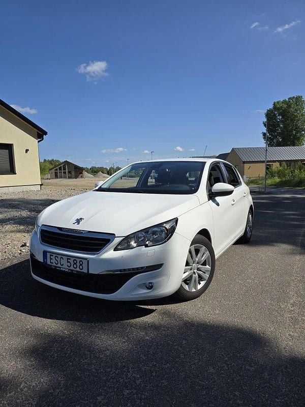 Vit Begagnad 2015 Peugeot 308 Active Halvkombi | 90 000 kr (Superpris) - Bild 1/4