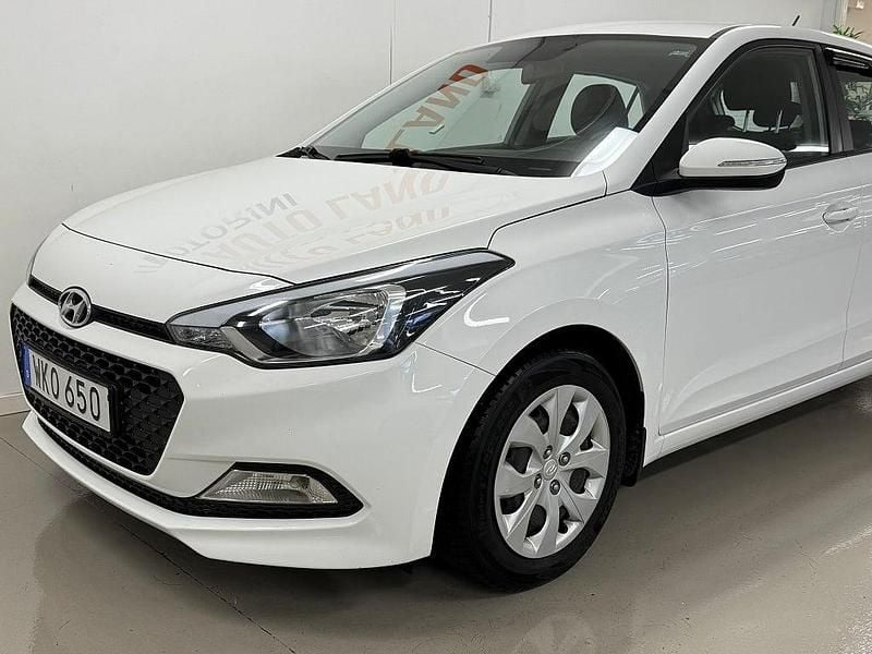 Begagnad Hyundai i20 Comfort 84 HK (61 kW) 2018 Vit Halvkombi