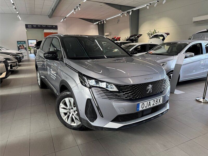 Grå Begagnad 2023 Peugeot 5008 GTi Minibuss | 339 900 kr (Marknadspris) - Bild 1/4