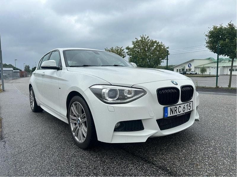 Vit Begagnad 2015 BMW 116 M Sport Halvkombi | 115 000 kr (Bra pris) - Bild 1/4