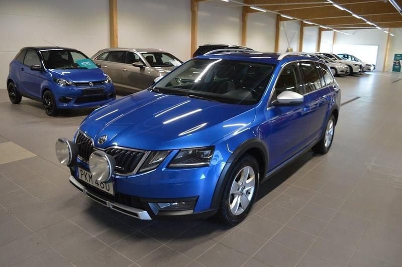 Blå Begagnad 2017 Skoda Octavia Scout Business Line Kombi | 145 000 kr (Marknadspris) - Bild 1/4