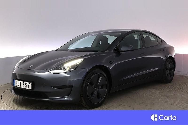 Grå Begagnad 2022 Tesla Model 3 Standard Range Plus Sedan | 289 900 kr (Bra pris) - Bild 1/4